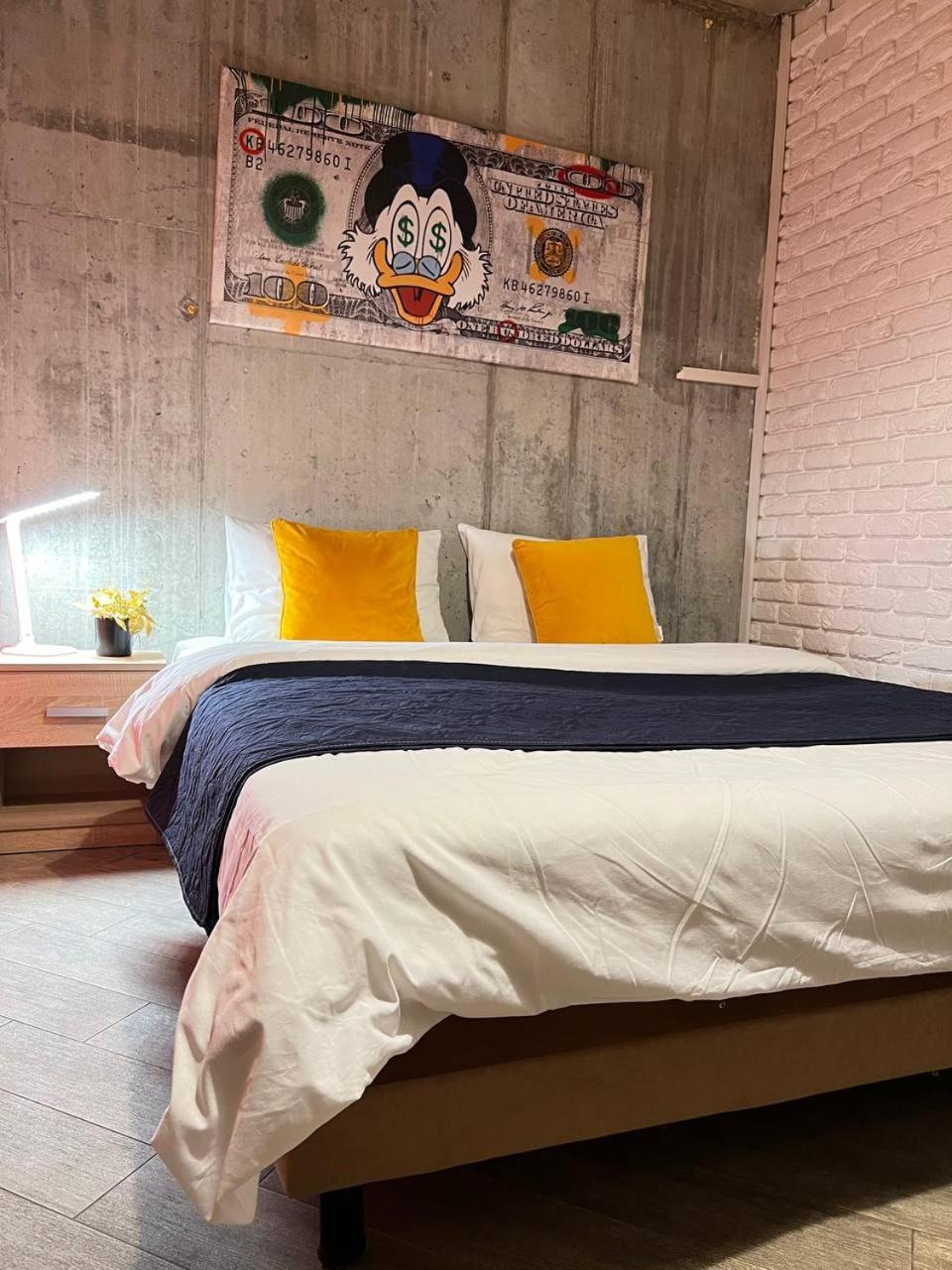 Moonlight Hostel Лвив Екстериор снимка