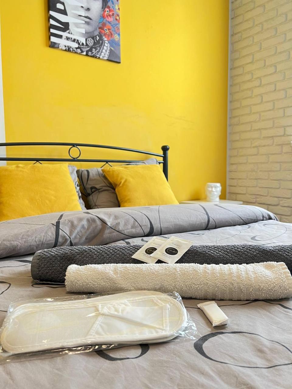 Moonlight Hostel Лвив Екстериор снимка